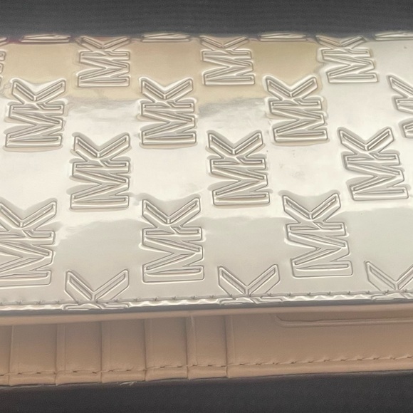 MICHAEL KORS METALLIC MK SIGNATURE FASHION FLAT PASSPORT CASE HOLDER ID CARD - Picture 2 of 5